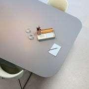 Moderne design vergadertafel met accessoires en stoelen, ideaal voor kantoorinrichting.