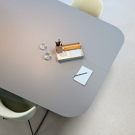 Moderne design vergadertafel met accessoires en stoelen, ideaal voor kantoorinrichting.