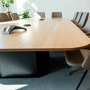 Moderne vergadertafel met design stoelen in lichte kantoorruimte, kantoormeubels online