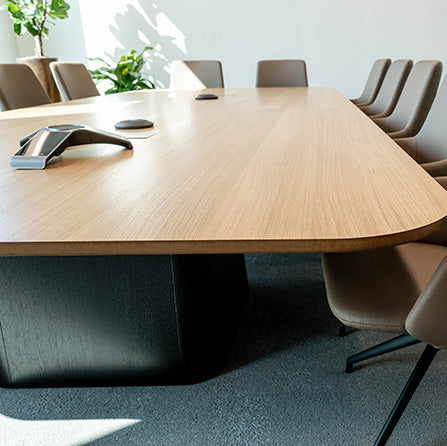 Moderne vergadertafel met design stoelen in lichte kantoorruimte, kantoormeubels online