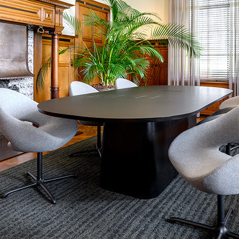 Design vergadertafel met grijze stoelen in stijlvolle kantoorruimte, kantoormeubels.online