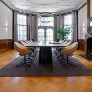 Design vergadertafel met moderne stoelen in stijlvolle vergaderruimte met grote ramen