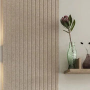 Akoestisch v-paneel in kantoorruimte naast plank met groene vazen en bloem, modern design.