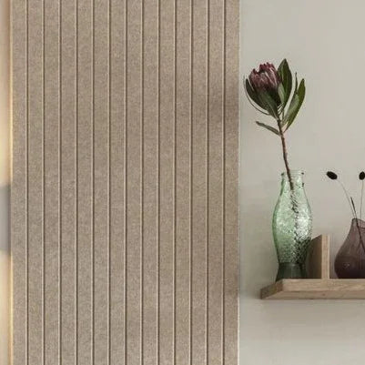 Akoestisch v-paneel in kantoorruimte naast plank met groene vazen en bloem, modern design.