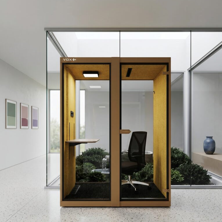 VOX Medium 201, VOX Medium werkpod, akoestische werkpod 1 persoon, focuspod kantoor, room in room werkplek, zit sta pod kantoor, akoestische werkcabine, individuele werkpod, VOX pod prijs, VOX Medium prijs, videobelpod kantoor, stiltewerkplek kantoor, akoestische cabine 1 persoon, werkpod met zit sta bureau