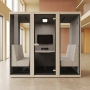 VOX Large 4P, VOX Large 4 personen, akoestische vergaderpod 4 personen, vergaderpod 4 personen, belcel 4 personen, room in room 4 personen, VOX overlegpod, akoestische vergadercabine, kantoor pod 4 personen, overlegcabine kantoor, VOX pod prijs, VOX Large 4P prijs, vergaderruimte zonder verbouwing, akoestische pod kantoor