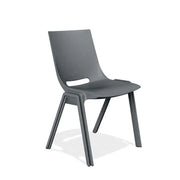 Moderne grijze kunststof design stoel, stapelbaar, ideaal voor kantoorinrichting.