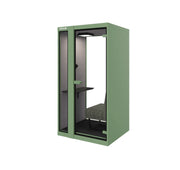 Akoestische belcel in RAL6021 groen met glazen deur en werkplek, modern kantoormeubilair