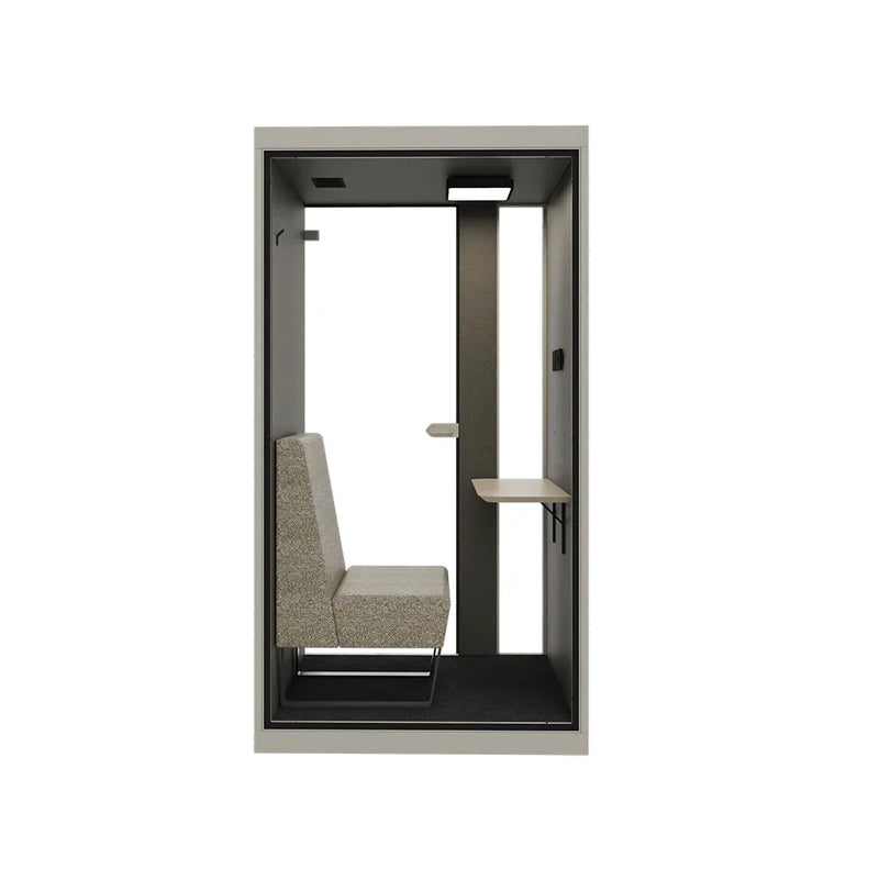 Moderne akoestische belcel met grijze bekleding en werkblad voor kantoor of thuiswerk.