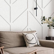 Moderne woonkamer met beige bank, design kussen, decoratieve vaas en minimalistisch wandpaneel (Accent - Tacito)
