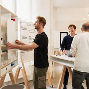 Moderne kantoorruimte met vergadertafel, design kantoormeubilair en mensen in overleg