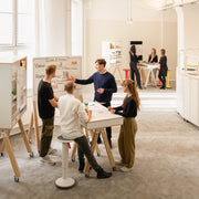 Moderne vergaderruimte met design kantoormeubilair, brainstormende groep bij whiteboard
