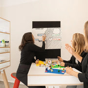 Kantoormeubilair in gebruik bij brainstormsessie met whiteboard en design tafel op kantoor