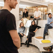 Groep mensen in moderne kantoorruimte op design zittribune, kantoormeubilair, overleg