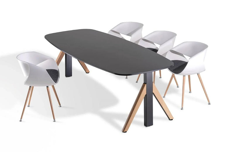 Design vergadertafel met zwarte blad en houten poten, omringd door witte bureaustoelen, kantoormeubilair