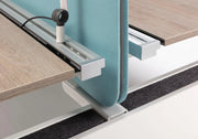 Modern houten bureau met lichtblauwe akoestische scheidingswand op kantoor