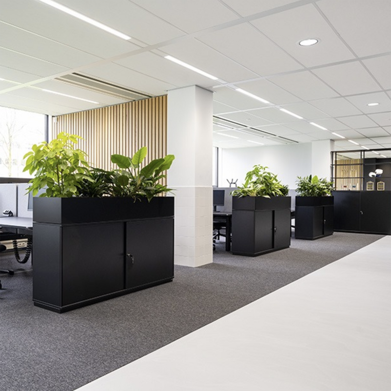 Wini schuifdeurkasten in zwart, met plantenbakken, als afscheiding van de werkplekken in een open kantoorruimte.