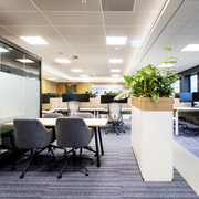 Wini kast met plantenbak, creëert rust en privacy in een open kantoorruimte