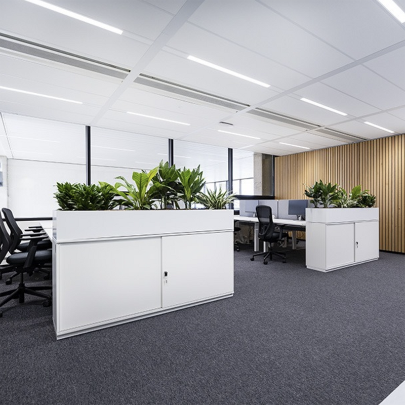 Kantoorruimte met Wini kasten met plantenbakken in wit