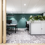 Wini schuifdeurkast in wit, met plantenbak, naast werkplek in moderne open kantoorruimte