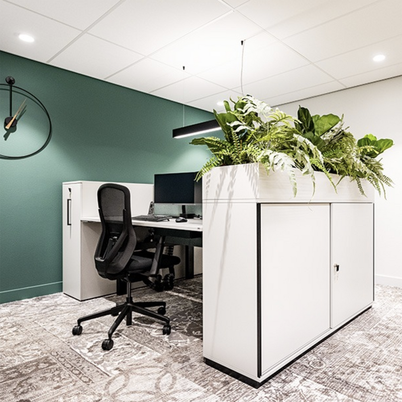 Wini kast met plantenbak, op de kopse kant van een werkplek