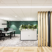 Wini kast met plantenbak, creëert privacy en rust in een open kantoorruimte.