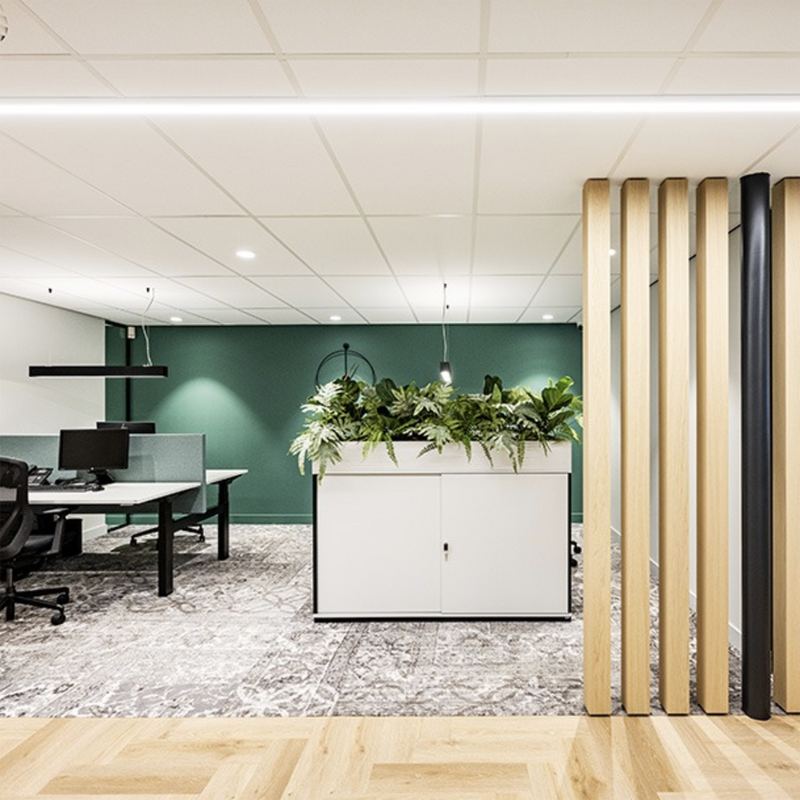 Wini kast met plantenbak, creëert privacy en rust in een open kantoorruimte.