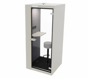 Witte akoestische belcel met glazen deur, bureau en kruk, ideaal kantoormeubilair