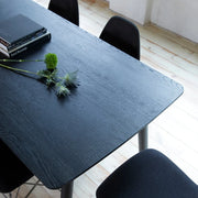 Zwarte design kantoortafel Breeze met stoelen en boeken, moderne werkomgeving