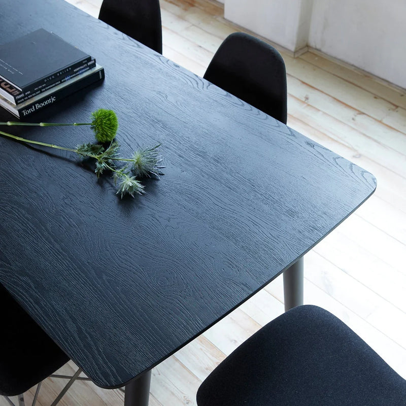 Zwarte design kantoortafel Breeze met stoelen en boeken, moderne werkomgeving