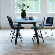 Zwarte design tafel Breeze met vier moderne stoelen in lichte kantoorruimte, kantoormeubels