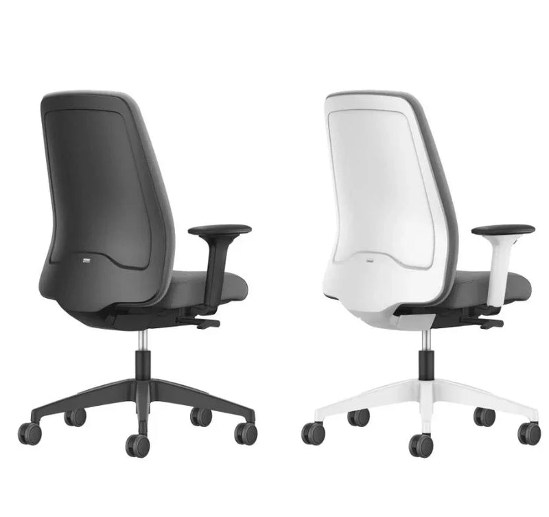 Twee ergonomische bureaustoelen in zwart en wit, design kantoormeubilair op wieltjes