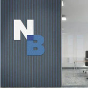 Moderne kantoorruimte met design akoestische wandpanelen en bureaustoel