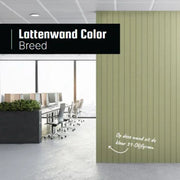 Modern kantoor met lattenwand in olijfgroen, bureaustoelen en werkplekken, kantoormeubilair design