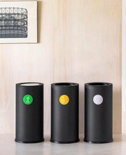 Zwarte afvalscheidingsbakken voor kantoor met duidelijke pictogrammen, modern design