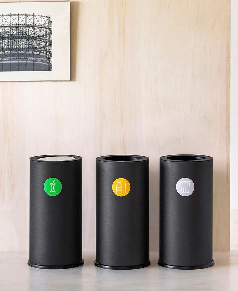 Zwarte afvalscheidingsbakken voor kantoor met duidelijke pictogrammen, modern design