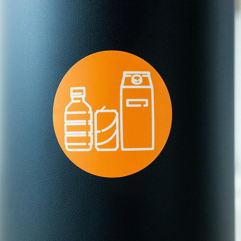 Sticker met pictogram voor plastic, blik en drankkarton afvalscheiding op kantooremming.