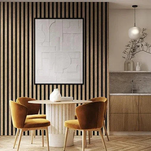 Design kantoorruimte met akoestische pet-vilt lattenwand, ronde tafel en gele stoelen