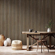 Akoestische PET-vilt lattenwand houtlook met design tafel en stoelen in kantoorinrichting