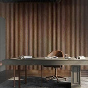 Modern kantoor met design bureau, bruine bureaustoel en akoestische PET vilt lattenwand houtlook