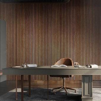 Modern kantoor met design bureau, bruine bureaustoel en akoestische PET vilt lattenwand houtlook