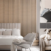 Slaapkamer met akoestische PET vilt lattenwand houtlook, modern design en kantoormeubels.