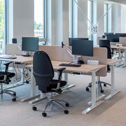 Akoestische scheidingswand op hoge voet, tussen twee bureaus