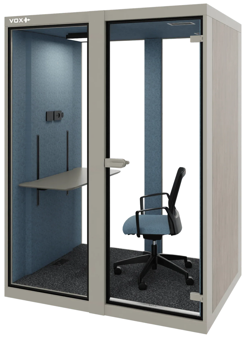 Akoestische werkplek met glazen deur, bureau en bureaustoel, kantooroplossing