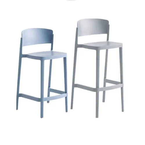 Twee kunststof barkrukken in blauwe en grijze tinten, modern kantoormeubilair design.