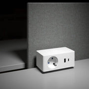 Elektrificatie unit met stopcontact en USB-poorten, modern en compact op kantoor