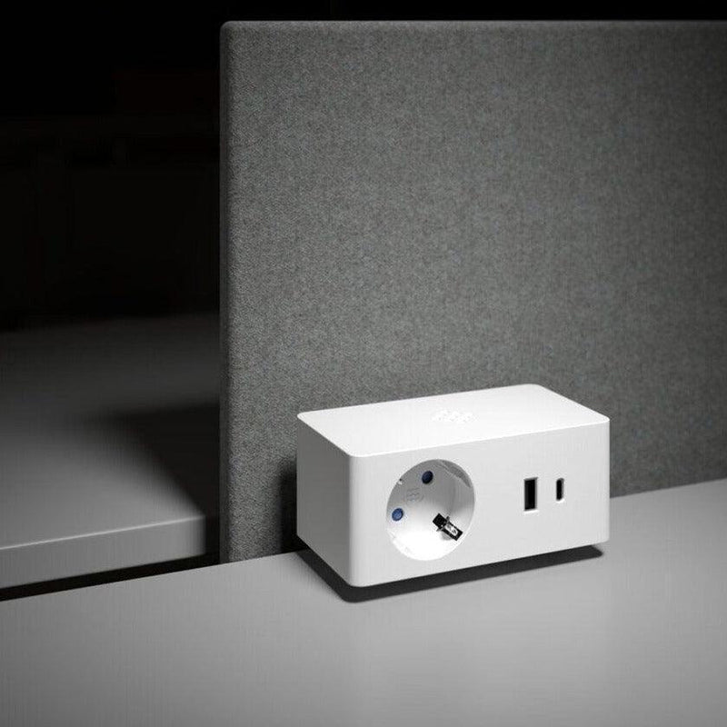 Elektrificatie unit met stopcontact en USB-poorten, modern en compact op kantoor