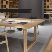 Moderne kantoorruimte met houten vergadertafel, elektrische unit en design kantoormeubilair