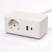 Witte elektrificatie unit met stopcontact, USB-A en USB-C poort voor kantoorinrichting