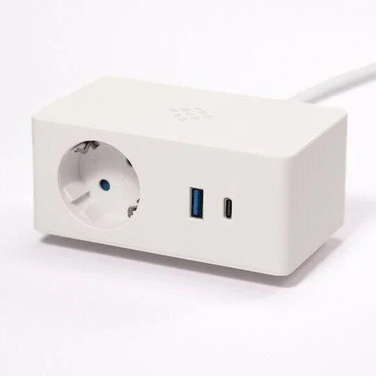 Witte elektrificatie unit met stopcontact, USB-A en USB-C poort voor kantoorinrichting